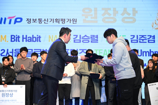 이승수 호서대 컴퓨터공학과 학생이 4일 서울 양재동 엘타워에서 열린 '2024 이노베이션아카데미 성과 공유 컨퍼런스'에서 IITP 원장상을 수상하고 있다. 이노베이션아카데미 제공